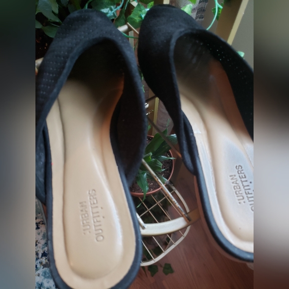 Urban Outfitters Black Suede Slides Flat Shoes 7.5 Almond Toe - Picture 5 of 8